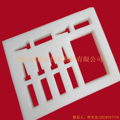 海綿內(nèi)托對各行各業(yè)產(chǎn)品起到絕緣、密封、防震、防塵、填充、隔音、固定，能夠保護(hù)包裝產(chǎn)品在運(yùn)輸過程中安然無恙，起到保護(hù)產(chǎn)品的一個作用，同時可以美化產(chǎn)品，提升產(chǎn)品檔次。
