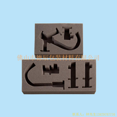 海綿內(nèi)托對各行各業(yè)產(chǎn)品起到絕緣、密封、防震、防塵、填充、隔音、固定，能夠保護(hù)包裝產(chǎn)品在運(yùn)輸過程中安然無恙，起到保護(hù)產(chǎn)品的一個作用，同時可以美化產(chǎn)品，提升產(chǎn)品檔次。